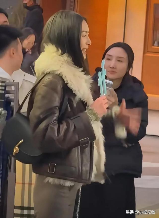 刘雯的腿好夸张，像开了永久拉腿特效