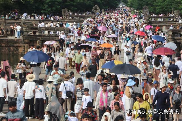 送水节，成千上万游客涌入吴哥窟共享节日喜悦