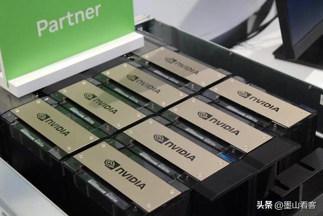 美国头号敌人浮现，并非中俄，黄仁勋一针见血，特朗普输了个精光