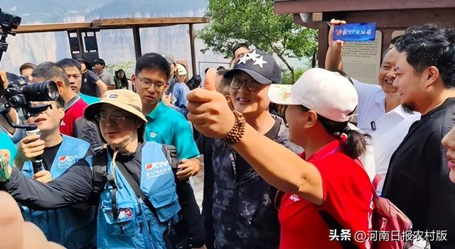 孙楠现身新乡宝泉景区 邀请“周末到河南”