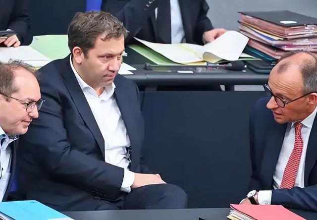 日本话音刚落，又一国介入台海，专机已经离华	，要逼中国做3件事