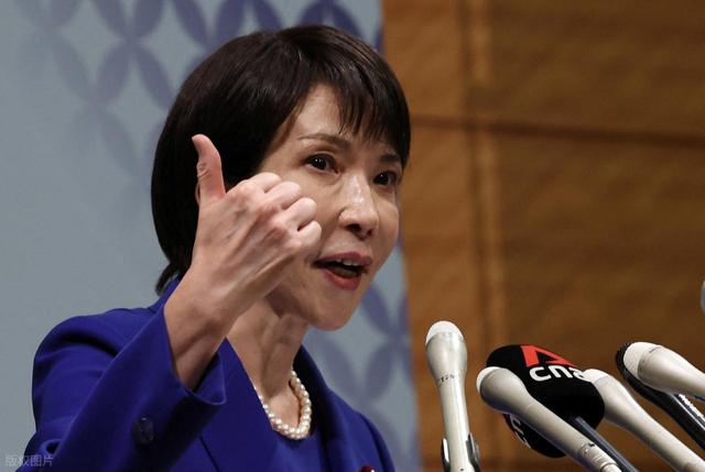 王毅与绍伊古会面 两人微笑握手