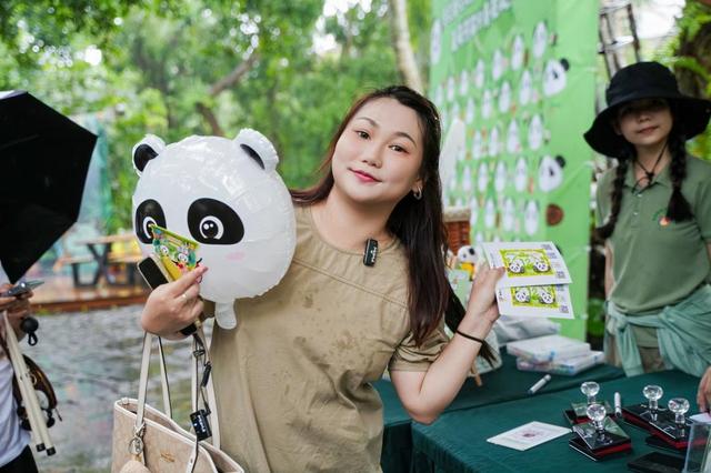 海南热带野生动植物园庆生熊猫兄弟暨国际熊猫粉丝节启幕