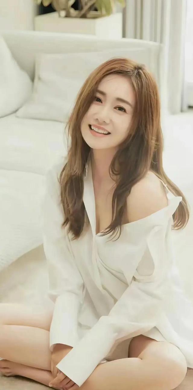 刘芸的腿是真直啊，太好看了，难怪被网友称为“腿精”。