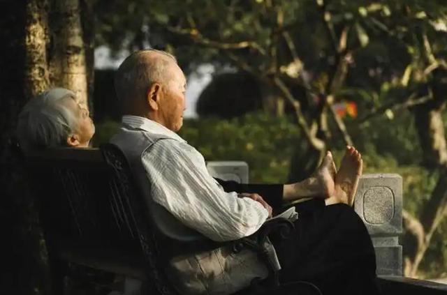 中国将迎来人口死亡高峰！22年1041万人去世，23年1110万，去年呢