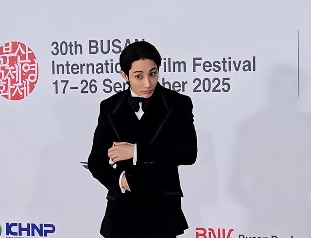 韩国釜山电影节：一群外国明星，被一位67岁的中国影帝抢了风头！