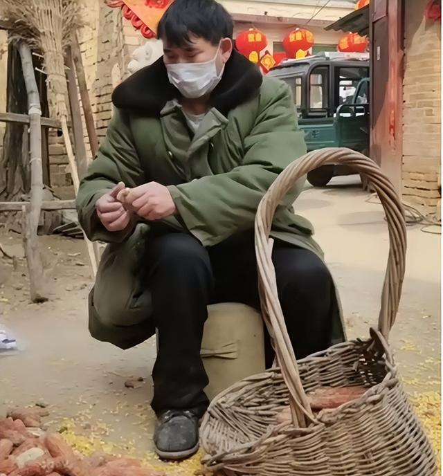 56岁大衣哥朱之文辟谣跳楼身亡：不安好心，给中年人提了个醒！