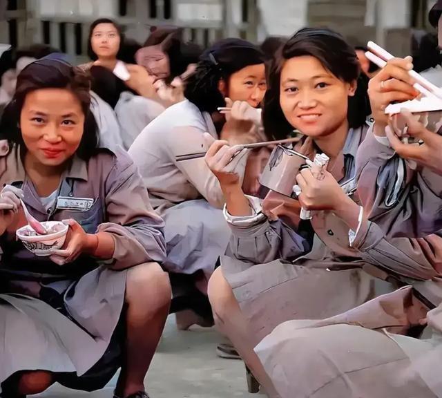 国民党女兵罕见老照片，一点不像电视中的女特务，图4挺漂亮
