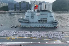 山东舰编队访港有深意，既是示好也是示警 | 冰镇热点图片