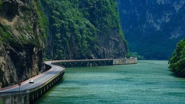 不是在上班的路上吗？怎么到雅安了~