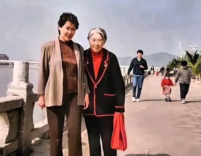 刘少奇夫人王光美与女儿刘亭亭罕见同框，母女相伴 画面温馨而珍贵