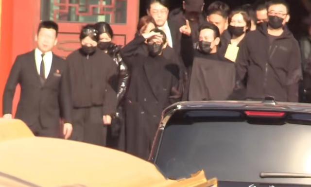 葬礼结束后，唐嫣放缓脚步等罗晋一起就餐，胳膊上还戴着孝