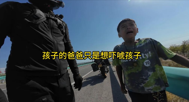 亲爹把儿子扔新疆国道上，妈妈烈日徒步1.5公里寻找，后续很寒心