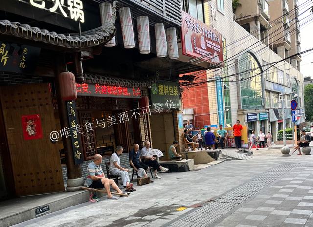 白象街的楼梯和过江缆车，较场口的棒棒，以及没有了烟火的十八梯