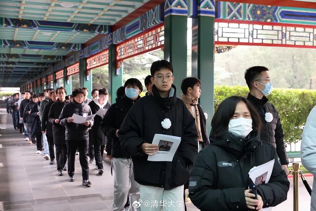 杨振宁追悼会现场！遗体覆盖国旗，翁帆站首位，女儿和次子露面