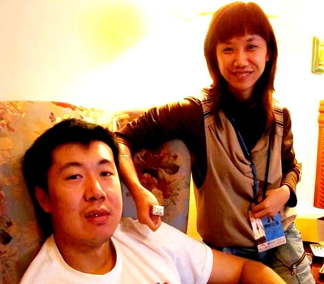王治郅：离婚后重新再婚，退役迎娶美女主持周蕾，人生终圆满