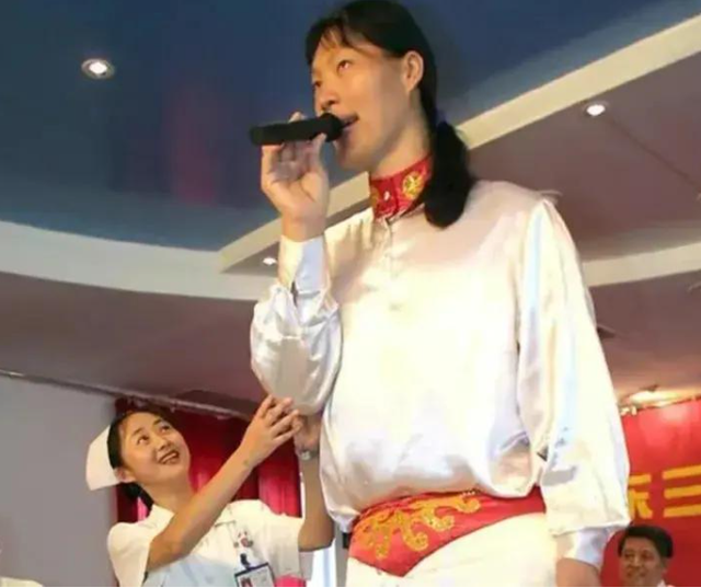 世界第一女巨人来自中国安徽，穿78码的鞋子，一顿饭吃六碗炒面