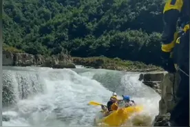 火了！漂流还是得看贵州，网友：上午漂，中午捞，晚上吃席半夜烧图片