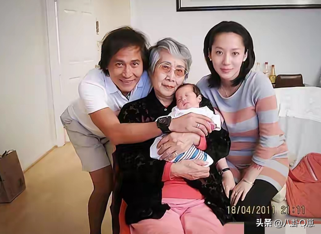 65岁齐秦现状，定居美国，娶小24岁女粉丝为妻，和11岁儿子像爷孙