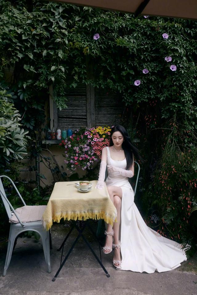 杨幂自信展露自己超长美腿，白色蕾丝手套啥意思？