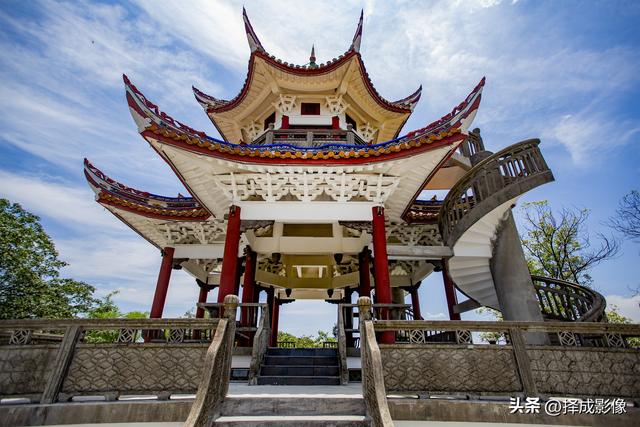 登“尊师亭”，揽西川景