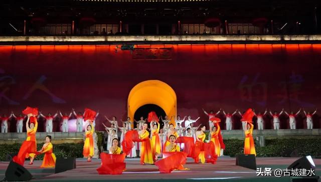 建水县举办“家国情·古城韵”——千年建水T台秀