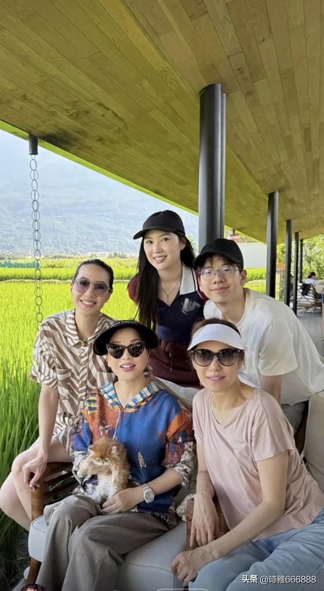 吕良伟杨小娟携汪诗诗和她的一双儿女大理旅游，一起享受田园时光