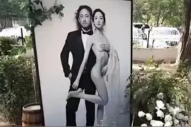 太疯狂，把新娘“裸体”婚纱照，放在酒店门口，震惊亲友图片