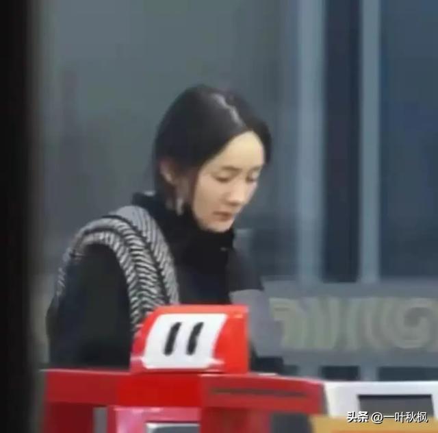 机场偶遇素颜的杨幂,发顶稀疏瘪嘴凹脸,治好了我们的容貌焦虑