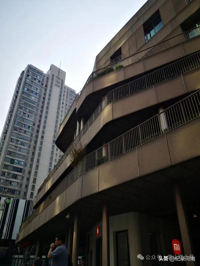 上海：繁华背后的商场荒芜之境