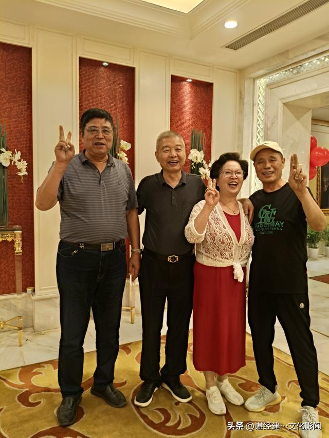 汉口前进一路民主二街六十年前的儿时伙伴叙旧，沧海桑田鬓发催