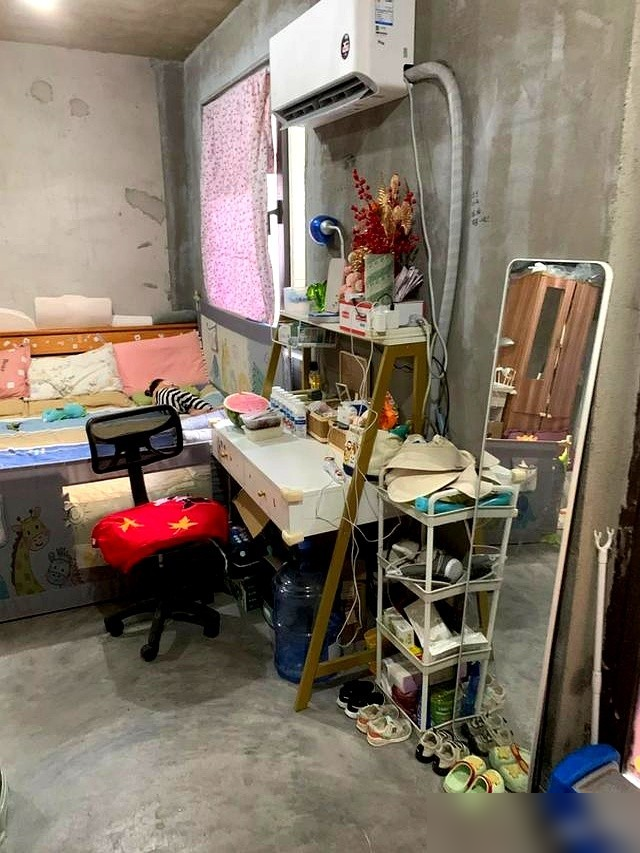 上海一三口之家，因入住毛坯房走红，几乎没装修，却无一丝穷酸气
