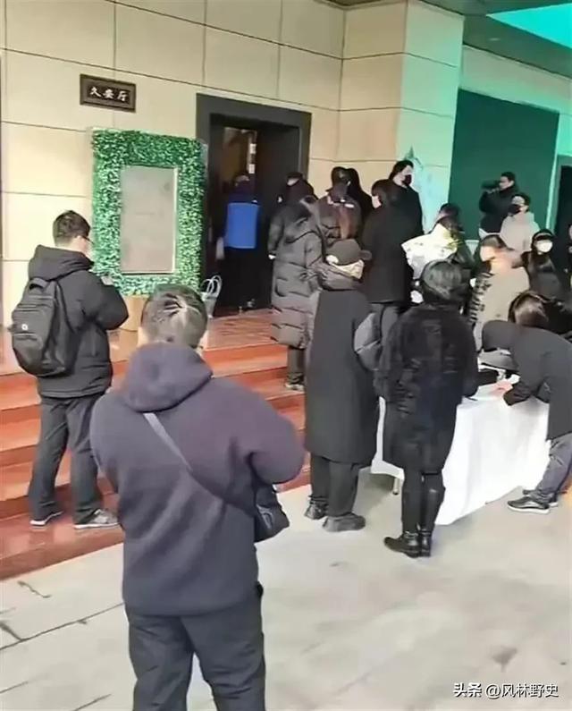 演都不演了!何晴葬礼结束不到24小时,恶心事情发生,还不止一件