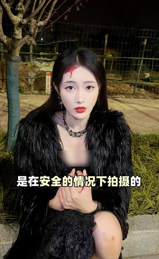 短剧女演员被男主一脚踹飞，指甲当场断裂，贾玲的话又一次应验了
