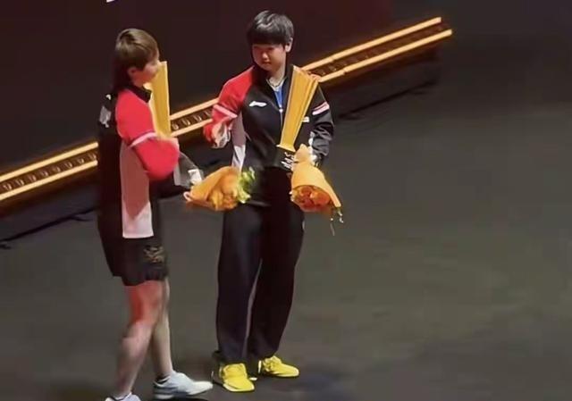 孙颖莎在颁奖仪式出洋相了 和曼昱抢着握手 没想到一个举动 球迷沸腾