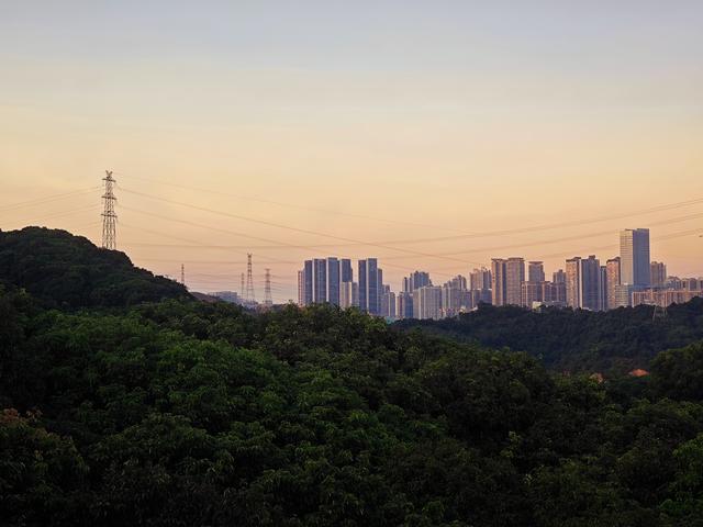 西丽湖国际科教城绿道，看霞飞满天，如梦似幻！长岭陂地铁C口