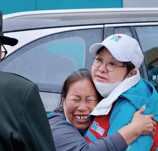 贪污上亿、假慈善？被实名举报的韩红，如今连坐椅子都成了“错”