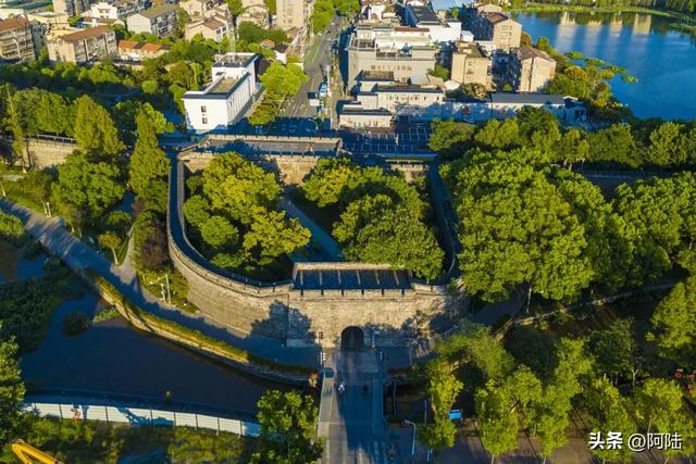 荆州的西门静悄悄，大树掩映着古城墙，郁郁葱葱更显冷清