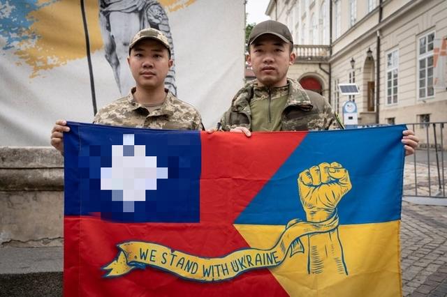 台湾雇佣兵正在吃饭，导弹从天而降，上百人倒地，现场一片狼藉