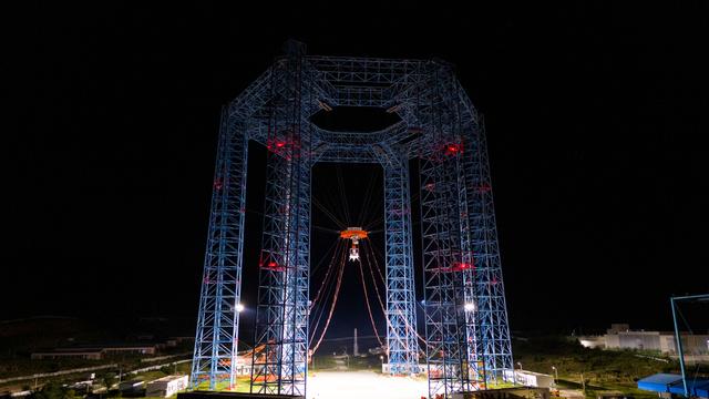 中国载人登月器首次着陆起飞测试成功：向2030年月球迈出关键一步