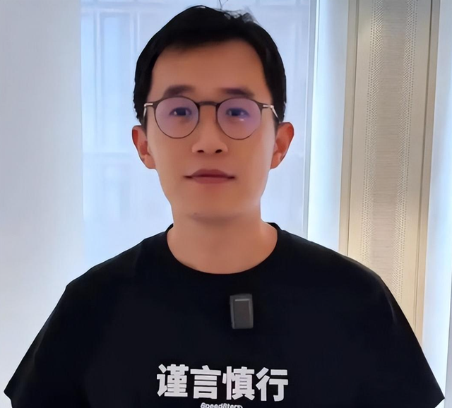 雷军担心的事发生了，王腾垮台留下4大难题，刘强东的话有人信了