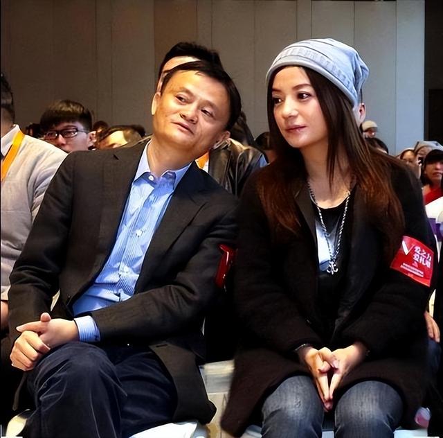 封杀四年，49岁赵薇突传消息，因胃癌去世传闻5个月前就真相大白