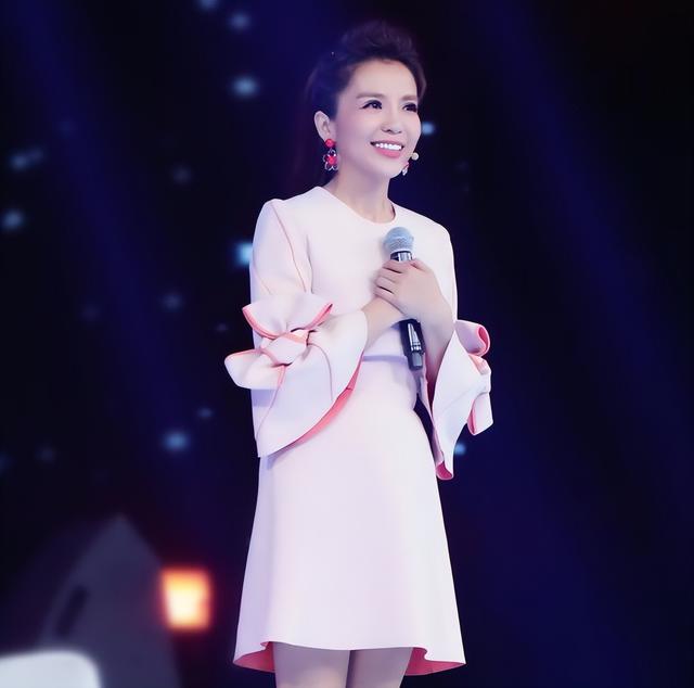 从“央视一姐”到退出主持界，朱迅的人生充满悲剧，令人惋惜不已