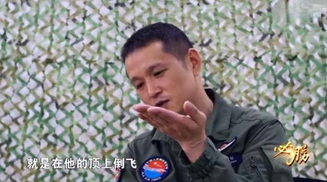歼16戏耍两架隐形战机，贴背飞行后对方紧急逃离！F35还是F22？
