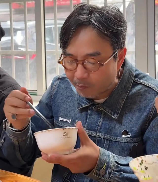 沈梦辰组局请吃饭，无牌饭馆一天只接两桌客，汪涵埋头干饭像老头