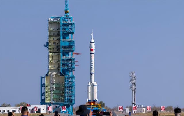 神舟20号疑遭碎片撞击，引发世界关注！中国紧急启动在轨体检程序