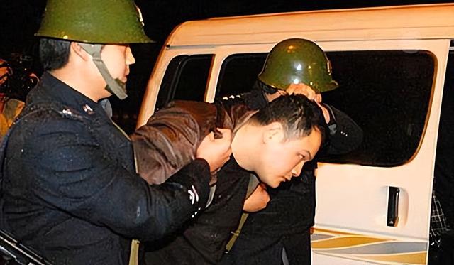 2002年，东北第一杀手李正光被执行死刑，临走要求：想喝一碗白酒