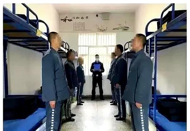 在监狱入监队的亲身经历，四点起床十一点睡觉，一天只能大便一次