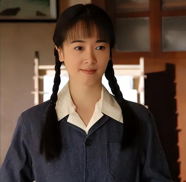内地第一尤物左小青：戏里宽衣解带令人沉醉，如今48岁依旧迷人