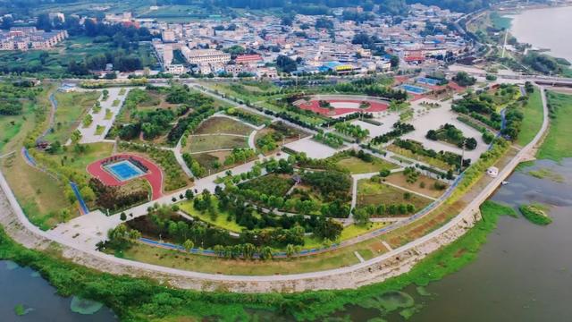 泌阳月儿湾公园对面，有一处沙滩公园